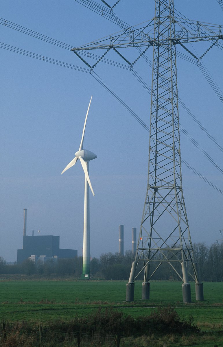 Erstes Jahr ohne #Atomkraft: Im Energie-@landnrw gab es keinen Blackout und stets eine sichere Stromversorgung. Und vor allem: #ErneuerbareEnergie ist kräftig ausgebaut worden, allen voran Solar- und Windenergie. Und genauso wichtig: Die Industriepreise sind niedriger als 2021!