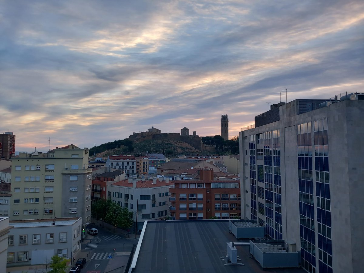 Cati_Lleida's tweet photo. Bon dilluns i bona setmana! Ens llevem amb núvols prims i aquestes temperatures 🌡:
7º a #Tavascan i #Vilaller
8º a #Vielha
9º a #Àger
10º a #LaSeudUrgell i #Cubells
11º a #Talarn, #Ponts, #Bovera i #Alfarràs
12º a #Lleida
Consulta la previsió 👉 https://t.co/hyCV5jtIQg https://t.co/g9UKIO0V56