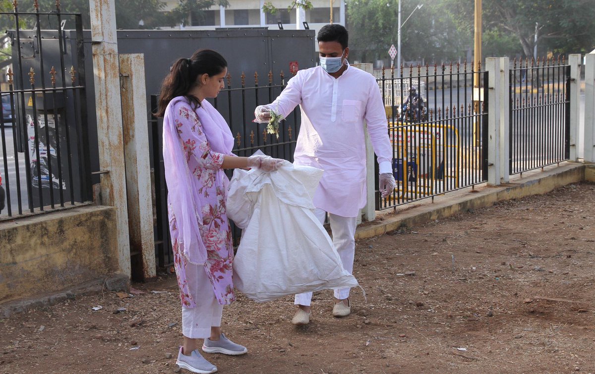 Embodying civic responsibility & Swachh Bharat Abhiyan spirit, @yaduveerwadiyar & his wife Trishika made a visit to the maharaja college grounds & lent a helping hand to @mysurucitycorp staff to clean the ground after yesterday's @narendramodi's rally in #Mysuru.…