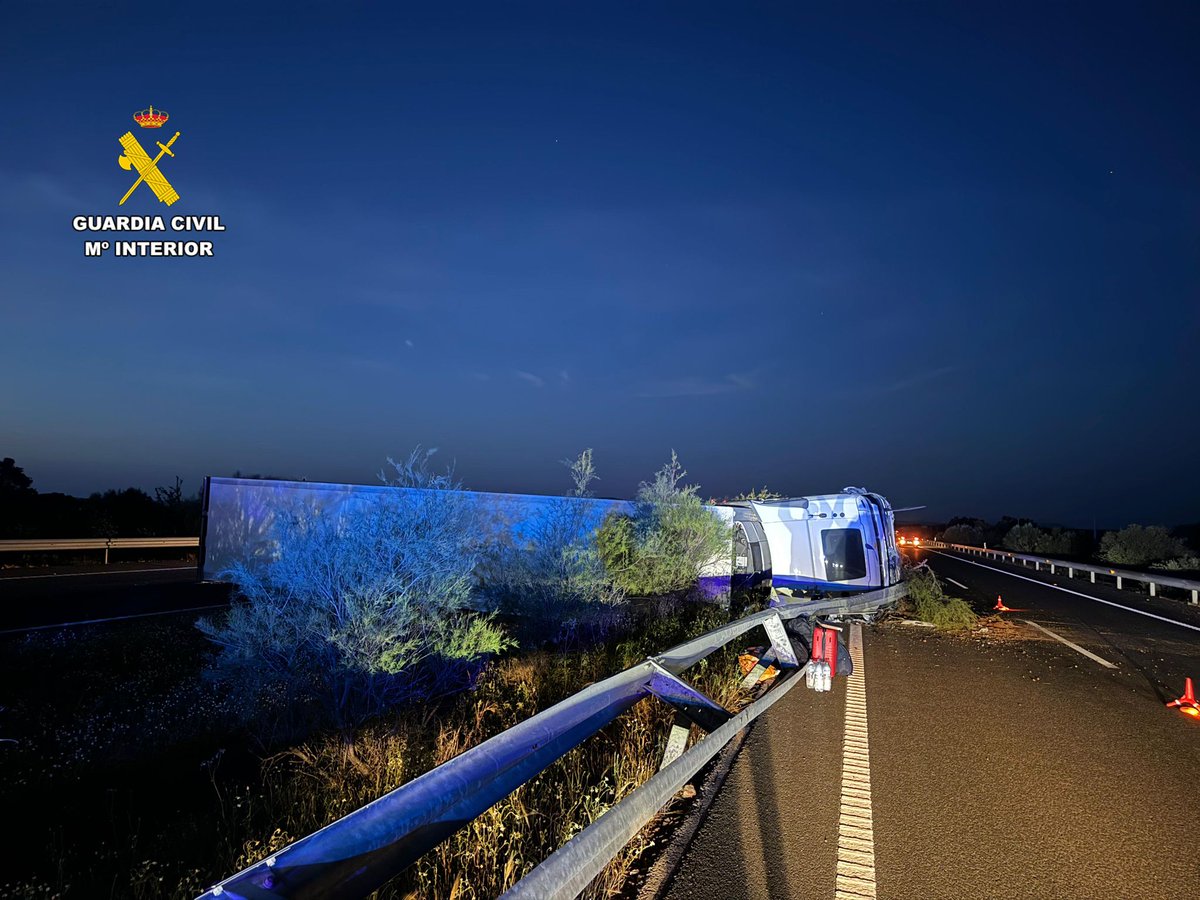 🔴#ÚLTIMAHORA: Cortada la #A66 a la altura del km 596,100 tras el vuelco de un camión que circulaba dirección Gijón. La #GuardiaCivil regula el tráfico en ese punto. No se han producido heridos, sólo daños materiales, se investigan las causas del accidente.