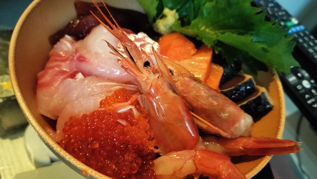 21Ami5's tweet photo. 昨日は桜鯛を一匹まるっと捌いてくれました🥰と言うのも、スーパーでサクが800円、まるまる一匹が1000円で、やったら一匹買って捌くか！ってw捌ける人しか言えない台詞(笑)かっこ良すぎるやろwww
ぷりぷりでしっとりした桜鯛めちゃめちゃ美味しかった♡

 #彼ごはん
 #豪華海鮮丼
 #桜鯛 https://t.co/G50kUyRxFs