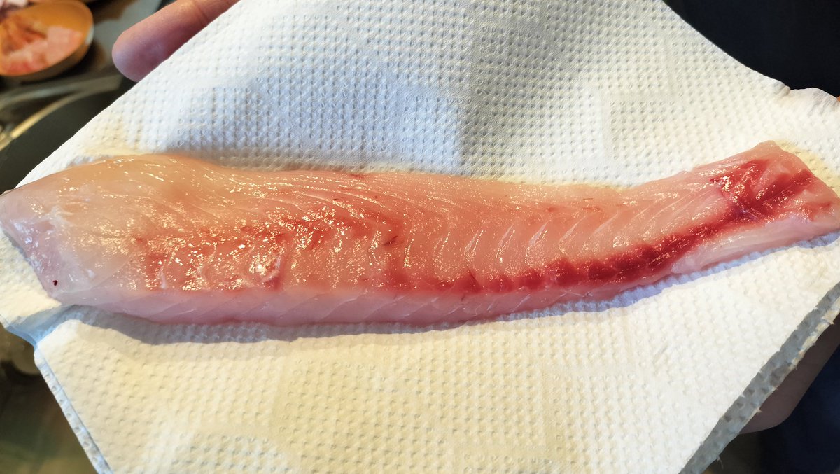 21Ami5's tweet photo. 昨日は桜鯛を一匹まるっと捌いてくれました🥰と言うのも、スーパーでサクが800円、まるまる一匹が1000円で、やったら一匹買って捌くか！ってw捌ける人しか言えない台詞(笑)かっこ良すぎるやろwww
ぷりぷりでしっとりした桜鯛めちゃめちゃ美味しかった♡

 #彼ごはん
 #豪華海鮮丼
 #桜鯛 https://t.co/G50kUyRxFs