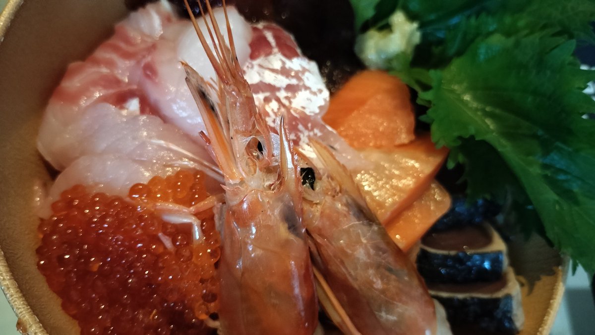 21Ami5's tweet photo. 昨日は桜鯛を一匹まるっと捌いてくれました🥰と言うのも、スーパーでサクが800円、まるまる一匹が1000円で、やったら一匹買って捌くか！ってw捌ける人しか言えない台詞(笑)かっこ良すぎるやろwww
ぷりぷりでしっとりした桜鯛めちゃめちゃ美味しかった♡

 #彼ごはん
 #豪華海鮮丼
 #桜鯛 https://t.co/G50kUyRxFs