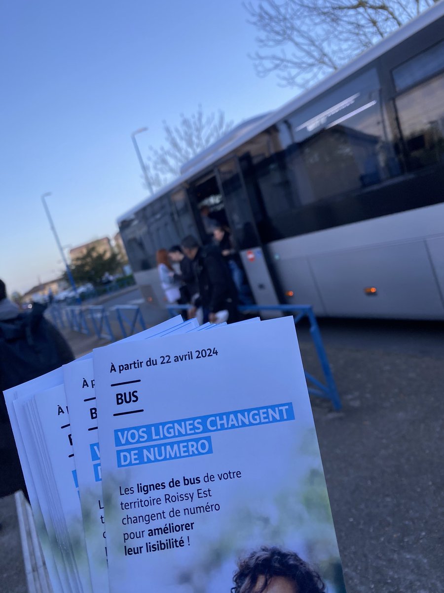 RoissyEst_IDFM's tweet photo. Nos équipes sont présentes ce matin en gare de Dammartin-Juilly-Saint-mard jusqu’à 9h00 pour vous informer sur la renumérotation des lignes de bus sur le territoire de Roissy Est à partir de lundi ! 🚌 https://t.co/8JyfIeoK8s