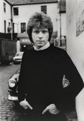 A big Happy 80th Birthday to Dave Edmunds, singer, songwriter, guitarist and record producer, born #OnThisDay in 1944. 📷 Arista promo. #PubRock #NewWave @NewWaveAndPunk