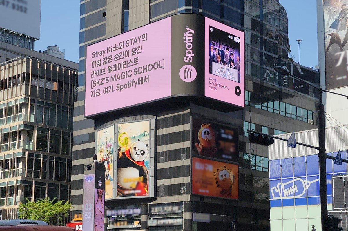 Stray_Kids's tweet photo. [스키지기]
마법같이 빛나는 스키즈 전광판🪄✨
Stray Kids billboard shining like magic!
Thank you for your magical support, @spotify 💜

https://t.co/a1WumaXA8x

#StrayKids #스트레이키즈
#SKZ_4TH_FANMEETING
#SKZS_MAGIC_SCHOOL
#YouMakeStrayKidsStay https://t.co/Jw8mpyDQ3p