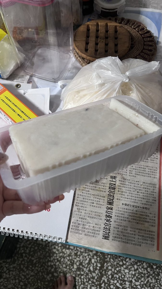 เวลาไปทานอาหารเช้าในไต้หวันน่าจะเคยเห็นเมนูนี่กัน 
มันคือหัวไชเท้าที่เขาเอามาทอด(ก็คือขนมผักกาดในไทยแหละ)แต่นี่ว่าอร่อยกว่า 
เราชอบทานมากจนไปซื้อมาเป็นแพคไว้ทอดเองซื้อแบรนด์ที่สามีบอกว่าดัง
อันนี้อร่อยกว่าทานตามร้านอีกเหมือนเขาปรุงมาในตัวแล้ว

ปล.เราทอดไม่สวยเหมือนร้านทอดกันนะ