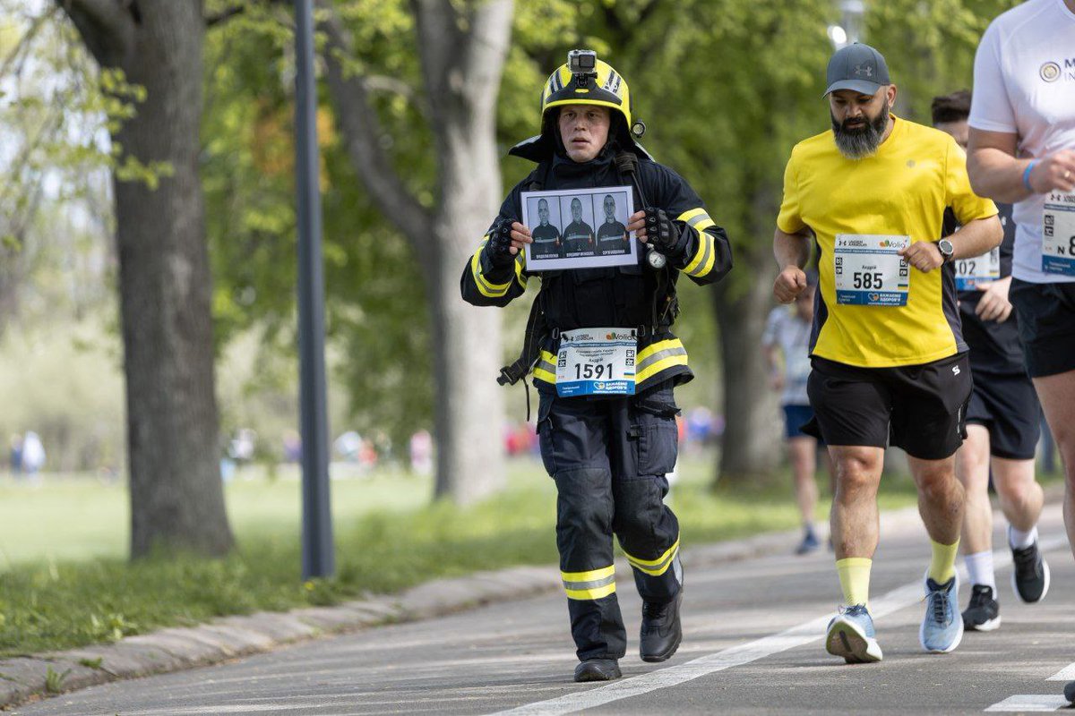 Instead of a thousand words. Firefighter Andrii Hrechanyi ran a half-marathon wearing full firefighter gear yesterday. He dedicated his run to his three Kharkiv colleagues killed by a Russian strike on April 4th. Andrii held their portraits his whole run. 📷: Grunt