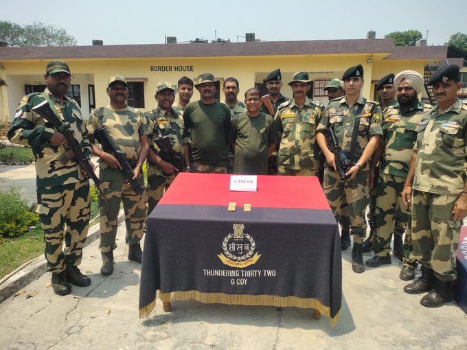14.04.2024 

#AlertBSF Troops of @BSF_SOUTHBENGAL FTR 
foiled Gold Smuggling attempt at International border in Dist-Nadia(WB)& recovered 02 Gold Bars(Wt 1.950 Kg) worth ₹ 1.39 Crore being smuggled from #Bangladesh to #India by throwing over border fence.

#BSFSeizedGold #BSF