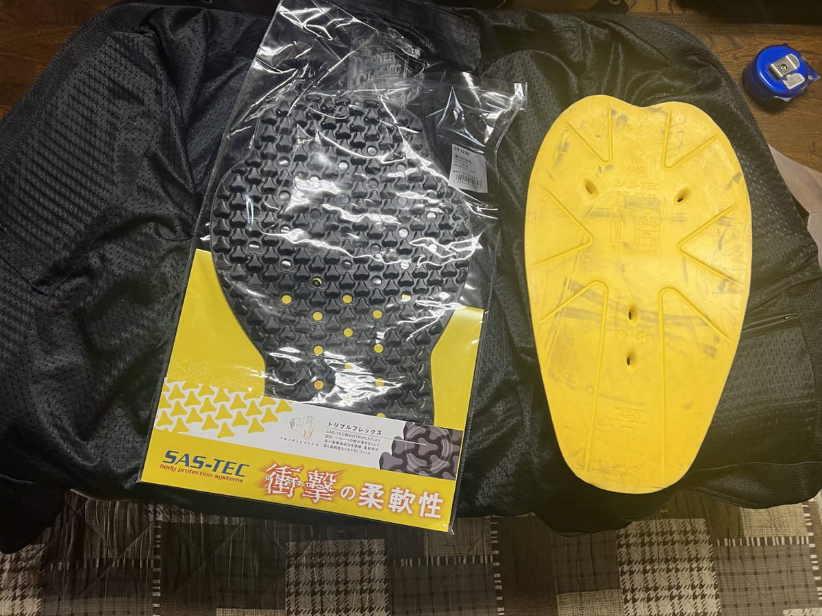 MarcyGit23's tweet photo. 背中用のデイトナのプロテクターが届いたので入れ替え。
これで夏用のメッシュジャケットはサステックのトリプルフレックス(CE1)
秋冬用がサステックの黄色(CE2)
となりました。
結局、胸・背・肩・肘と全交換になったけど着心地良くなったし安全度もアップ
#SASTEC
#デイトナ https://t.co/Ie1ng04PZK
