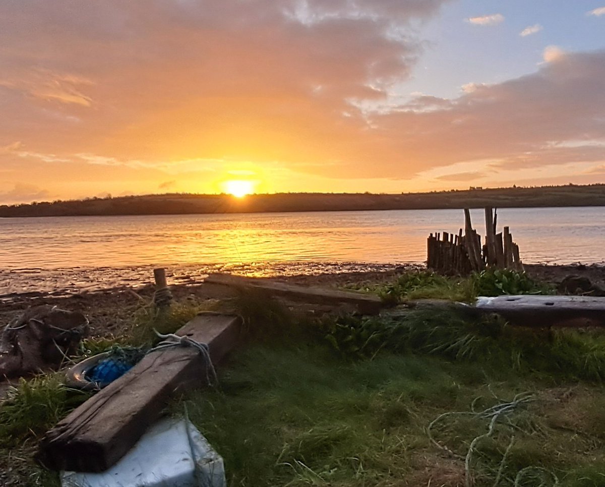 A nice morning in the shelter at our outdoor classroom here in #Cheekpoint #Waterford #MoransPolesSunrise 
River experience walks will be resuming in May hopefully 🙏