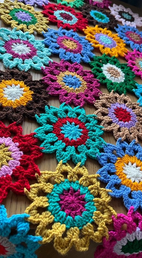 Crochet Japanese Flower Pattern 🌸 Make blankets, scarves, runners, or even coasters. Follow my easy step by step photo guide for an eye catching colourful project. Endless possibilities with this design ♻️ And for using up scrap yarn ☺️ #MHHSBD #craftbizparty #earlybiz