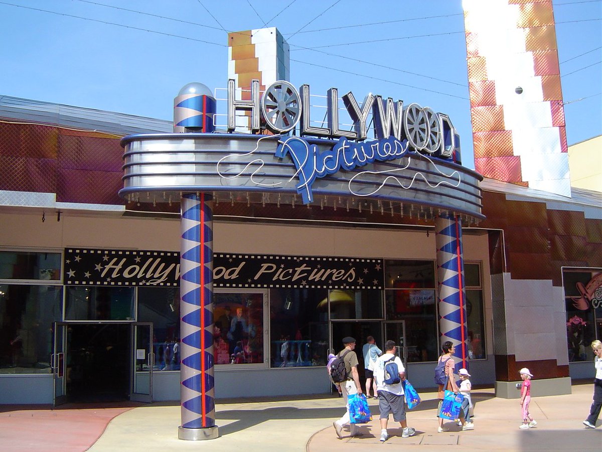 A l'heure où le Disney Village change d'identité, je me replonge dans mes photos de 2004, avant la pose des ballons multicolores douteux en 2006. Le temps des enseignes exubérantes, où chaque boutique et resto représentait de manière fun un aspect des USA. RIP, Disney Village.