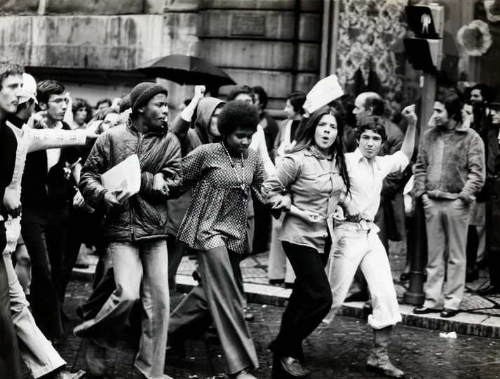 Lissabon am 25. April 1974, dem Tag der Nelkenrevolution: Enthusiastisch begrüßen Portugies:innen den Staatsstreich linker Offiziere gegen die faschistische Diktatur. Mehr zur #Nelkenrevolution gibt's in der neuen Folge des Podcasts #RosaluxHistory, rosalux.de/rosalux-history.