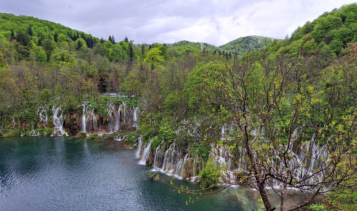 “There’s no better place to find yourself than sitting by a waterfall and listening to its music.” - Roland R. Kemler
#nationalpark #plitvicelakes #croatiafulloflife #plitvicefullexperience #plitvicevalleys #UNESCO  #unescoworldheritage #discoverplitvice