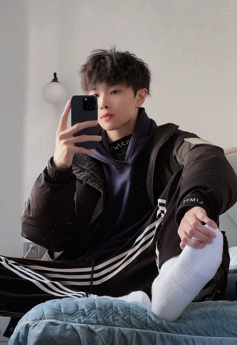 老子的臭脚踩在脸上揉搓，命令你贴紧老子脚底猛吸！