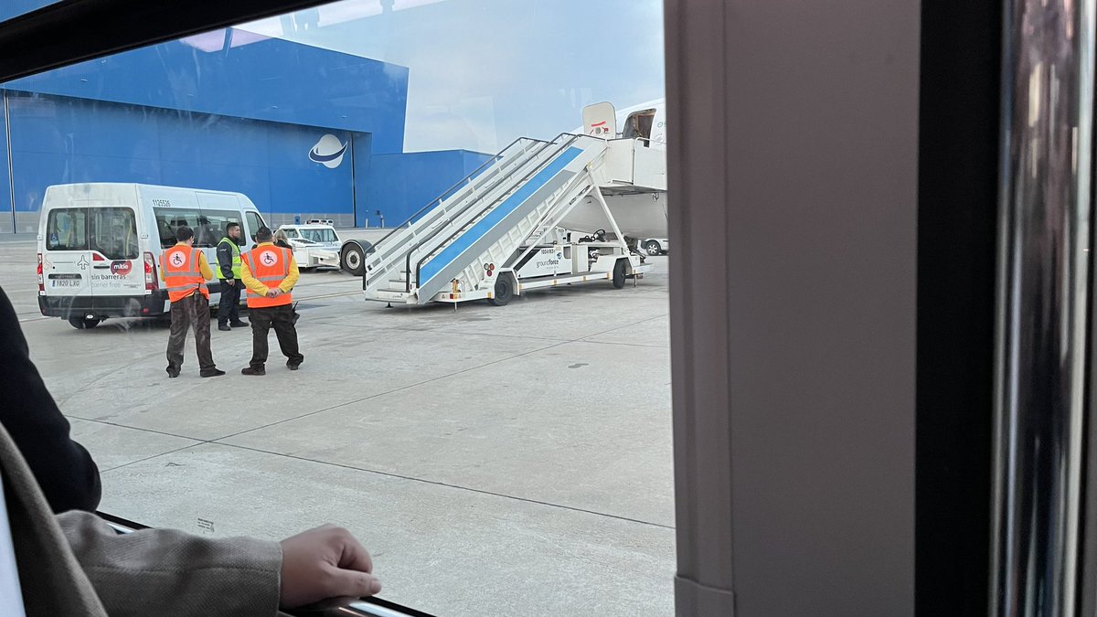 Leo Serrat (@leoserratsm) on Twitter photo Ya no es solo la incomodidad de que <a href="/AirEuropa/">Air Europa</a> no ponga finger en sus vuelos entre Mad-PMI sino que luego te pasean 10 minutos por el aeropuerto en un bus atestado y para rematar 10 minutos más encerrados en el bus sin aire y asfixiados. Así cuidan a sus clientes Ya no es solo la incomodidad de que <a href="/AirEuropa/">Air Europa</a> no ponga finger en sus vuelos entre Mad-PMI sino que luego te pasean 10 minutos por el aeropuerto en un bus atestado y para rematar 10 minutos más encerrados en el bus sin aire y asfixiados. Así cuidan a sus clientes