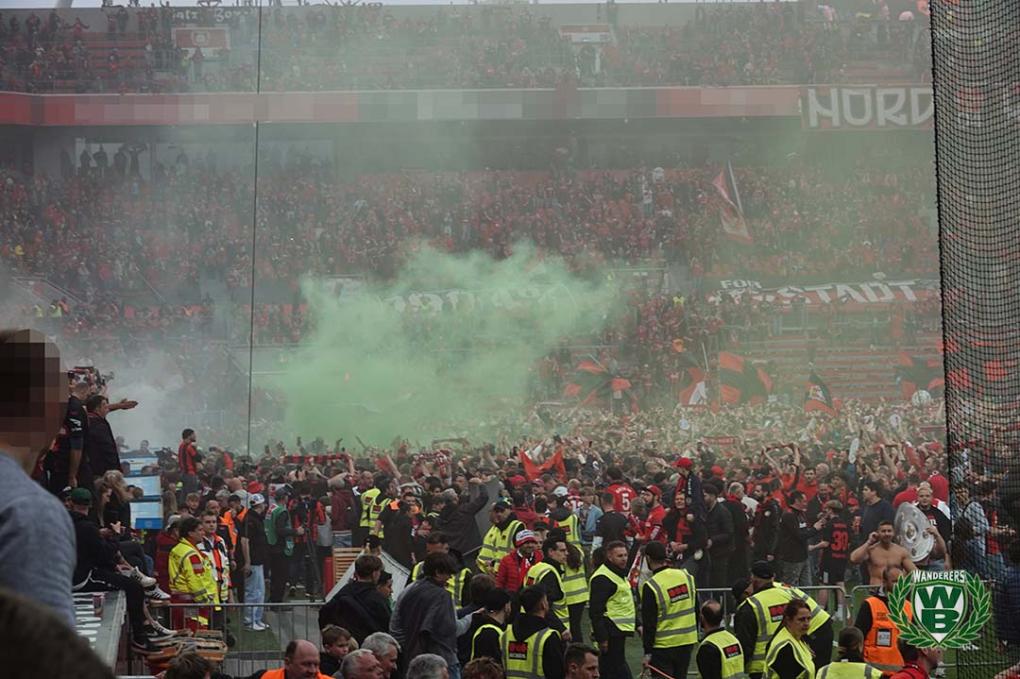 Bayer Leverkusen sealed their first ever Bundesliga title after a 5-0 win vs. Werder Bremen. During the celebrations, green smoke could be seen on the pitch. What’s behind it, and what does it have to do with homophobic, anti-queer messages by #Bayer04’s ultras? Thread 1/14