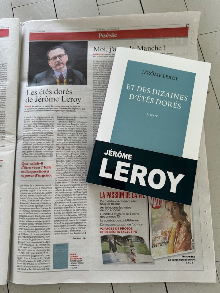 Dans @leJDD @EricNaulleau salue le nouveau recueil de poésie de Jérôme Leroy 'Et des dizaines d'étés dorés', 'journal de bord d'un passager clandestin, inventaire avant liquidation de la planète, bureau des objets perdus, grand livre des consolations de l'écrivain et du lecteur.'