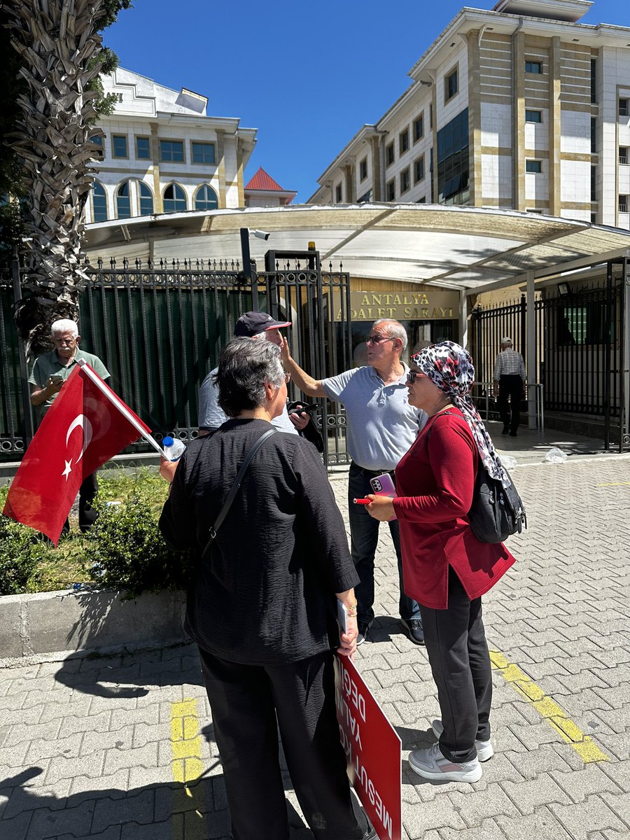 Antalya’da meydana gelen teleferik kazasında tutuklanan Kepez belediye başkanına seçmenler destek vermeye devam ediyor. Basının da takip ettiği soruşturmada Belediye başkanının avukatları tutuklama kararına itirazda bulundular .