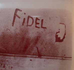 👊 El 15 de abril de 1961, aviones mercenarios sorprendieron a #Cuba bombardeando los aeropuertos de Ciudad Libertad, San Antonio de los Baños y Santiago de Cuba. Este fue el preludio a la invasión. Eduardo Delgado escribió 'Fidel' con su propia sangre. #CubaViveEnSuHistoria 🇨🇺