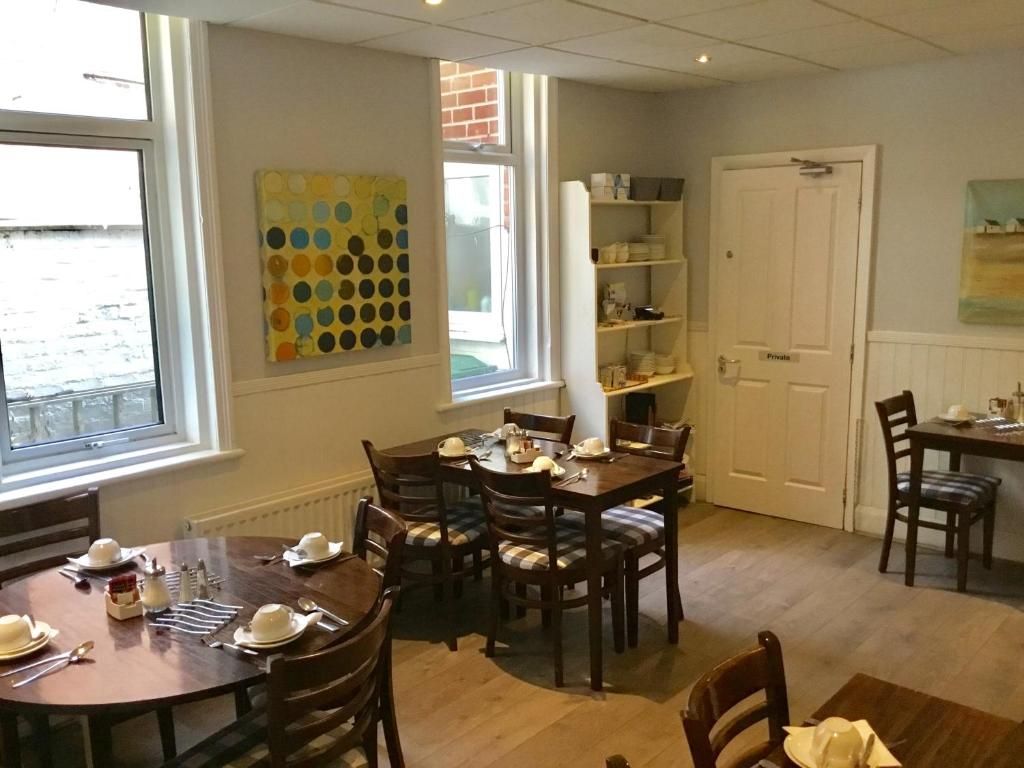 WeAcceptPets's tweet photo. Experience superb accommodation at Cara Guesthouse, your traditional bed and breakfast haven in Whitley Bay, Tyne & Wear!
πΆ Welcomes dogs and small pets πΎ
https://t.co/fjS9F7Wiqa
#CaraGuesthouse #WhitleyBay #TyneAndWear #Seaside #Escape #FamilyFriendly #BreakfastIncluded https://t.co/TaiHxqGo6s