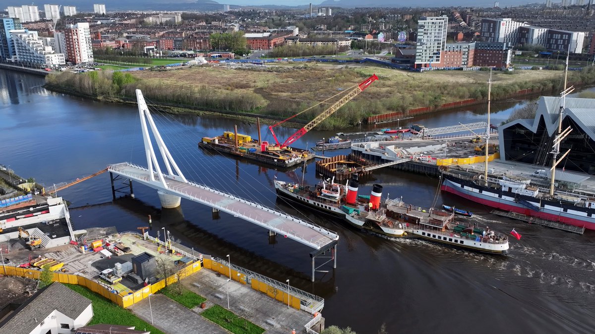 See different eras of the #RiverClyde together in this image as the PS Waverley sails past the site of the Glasgow City Region #CityDeal Govan - Partick Bridge (opening later this year), the Tall Ship Glenlee and the Riverside Museum.