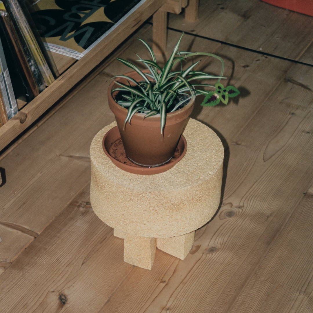 🌍 #DesignForPlanet in Action! | Excited to spotlight "Under Pressure Solutions" at #MilanDesignWeek. Led by @ecal_design and visionary industrial designers, this project explores shape-memory materials like cellulose sponge to revolutionise furniture for a greener future. ♻️🪑