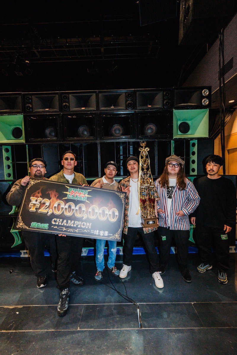 yudai_reggae_'s tweet photo. 4/14 大阪 #soundclashタイマン
#emperor と #burndown の
#サウンドシステム 出し合っての
タイマンクラッシュ 。
めちゃめちゃ熱かった！
サウンドマンはカッコいい。
クラッシュっていう
レゲエの文化は素晴らしい。
エンペラーサウンド
おめでとうございます🔥
#soundcrash #サウンドクラッシュ https://t.co/fx0BUjBDTr