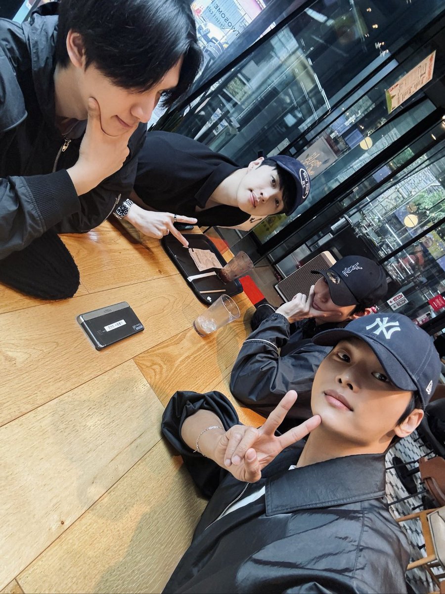seok_arum's tweet photo. 4VIXX PICTURE THIS IS NOT A DRILL WE HAVE A 4VIXX PICTURE https://t.co/jJrFFAxCaY