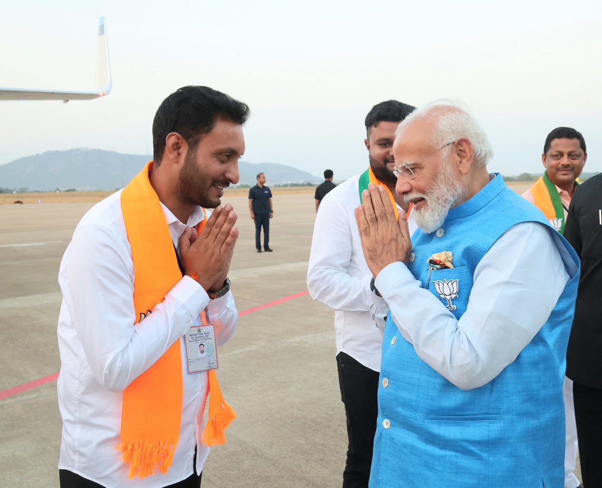 ಯುಗಪುರುಷನಿಗೆ ಪ್ರಣಾಮಗಳು....🙏

ರಾಷ್ಟ್ರದ ನೆಚ್ಚಿನ ಪ್ರಧಾನಿಗಳಾದ <a href="/narendramodi/">Narendra Modi</a> 
ಶ್ರೀ ನರೇಂದ್ರ ಮೋದಿಯವರನ್ನು ನಮಿಸಿದ ರೋಮಾಂಚನದ ಕ್ಷಣಗಳು.

#ModiInKarnataka #ಮತ್ತೊಮ್ಮೆಮೋದಿಸರ್ಕಾರ #Mysore #bjym4india #BJYMKarnataka