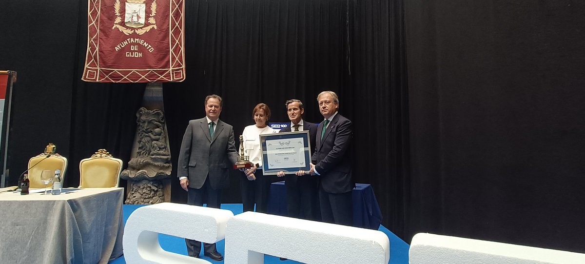 🤝 El presidente de @CamaraGijon Félix Baragaño y el director de @Feriasturias Álvaro Alonso reciben el XXX Premio Gijón Ciudad Abierta de mano de la alcaldesa de Gijón @CarmenMoriyon y el director regional de @La_SER en Asturias Pablo Palacios