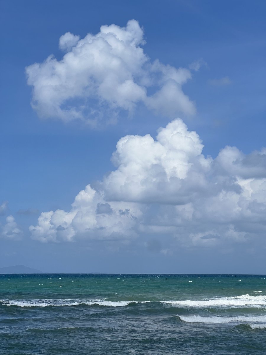Setiu, Terengganu 🌊🌊

Bila musim panas, air laut cantik sangat.