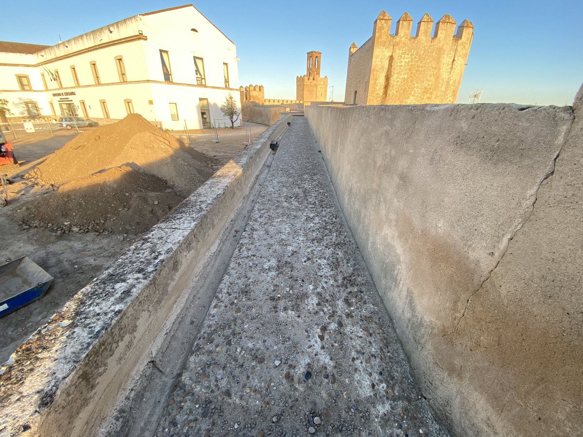 El que nuestra ciudad tenga buenos firmes, buenos suelos, buena calzada y acerado es una asignatura pendiente indefinidamente. Hasta el acceso por el adarve a la torre Espantaperros está en mal estado con la solera de hormigón desprendida. Repárenlo, no tenemos nada más que decir