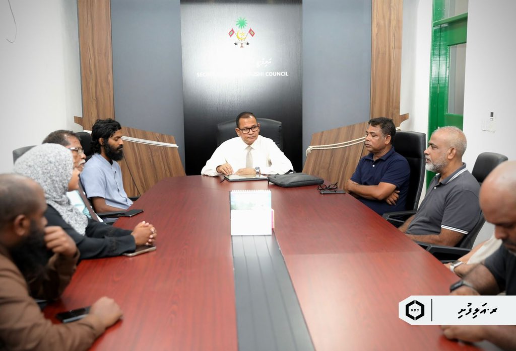 rdcmaldives's tweet photo. ރ.އަލިފުށި މަގުހެދުމުގެ މަޝްރޫޢާ ގުޅޭ ގޮތުން މި ކުންފުނީގެ މެނޭޖިންގ ޑިރެކްޓަރ ބްރިގޭޑިއަރ ޖެނެރަލް (ރޓ) އަލީ ޒުހައިރު އަދި ކުންފުނީގެ އިސްވެރިން މިއަދުވަނީ އެރަށުގެ ކައުންސިލުގެ މެމްބަރުންނާއި ބައްދަލު ކުރައްވާފައި. 

#TeamRDC https://t.co/Y325x2peds