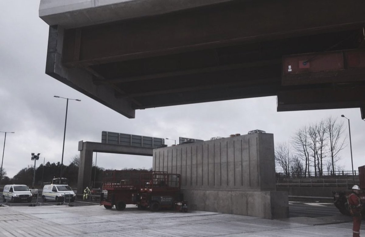 HydraCapsule's tweet photo. Synchronised bridge jacking using 200-400 tonnes per/jack across 3 supports #heavylifting #propping #hydraulic #jacking #bridges https://t.co/bK4hQMQ6ie