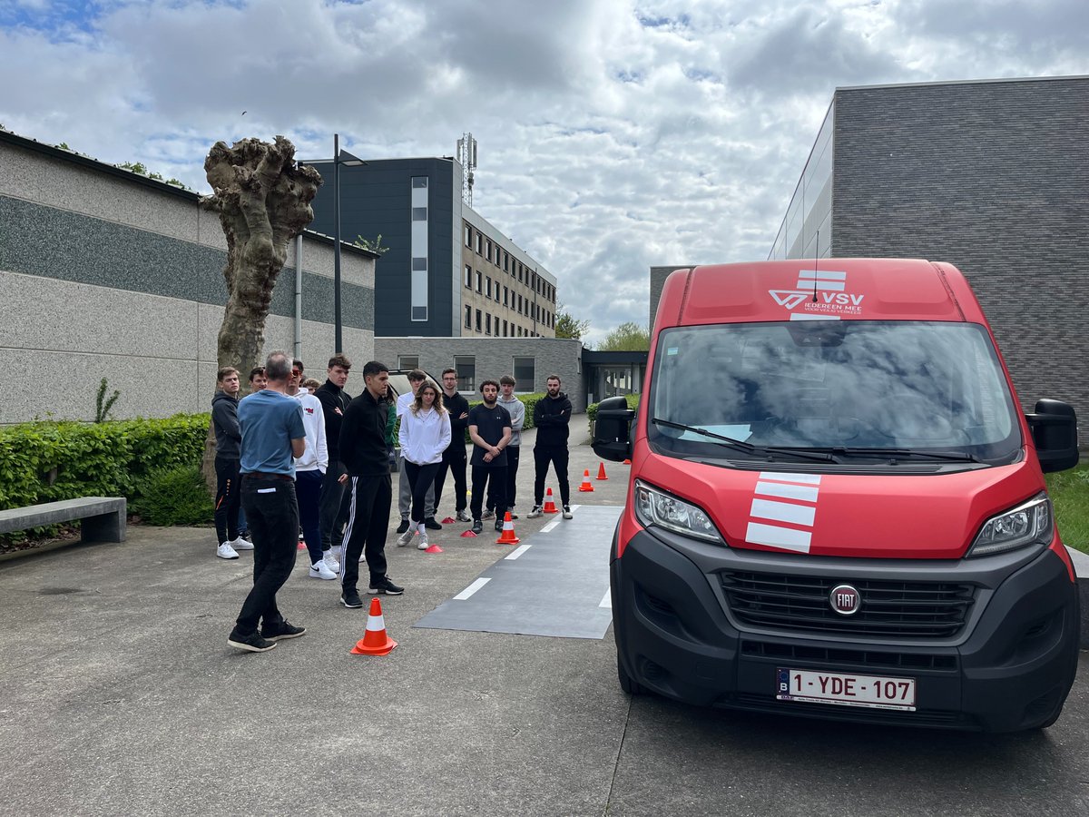 De laatste week dat onze studenten derde opleidingsfase educatieve bacheloropleiding Secundair Onderwijs Lichamelijke Opvoeding op onze campus zijn. 
En we starten direct met een sessie rond veilig fietsen in het verkeer.
#campusDilbeek #proudtoteach #veiligverkeer #odisee