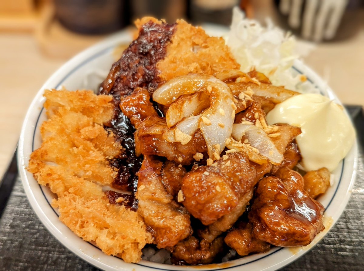 かつや ◆トンテキとチキンカツの合い盛り丼 肉食系中年男子の心を鷲掴みにする魅惑の一杯を御注文。破壊力の有る 濃厚大蒜醤油ソースに大蒜チップを纏ったトンテキと 揚げ立て熱々サクサクの柔らかチキンカツを 同時に味わえる欲張りでボリューミーな期間限定のかつ丼。濃ゆい味付けで御飯が進む逸杯