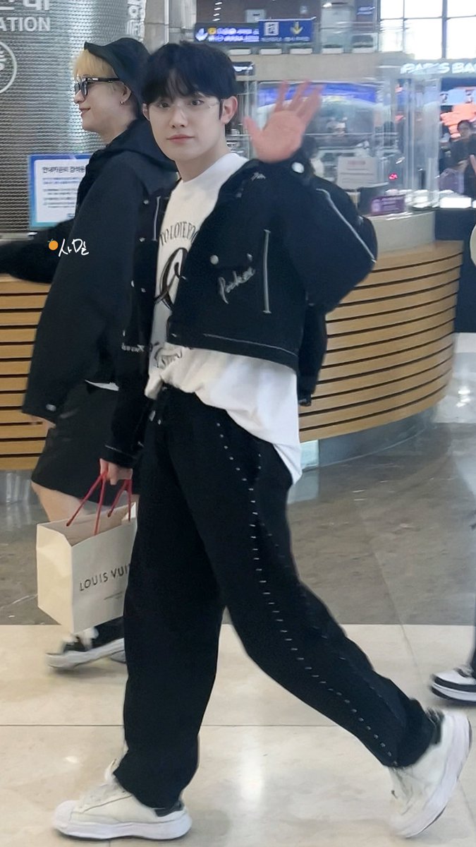 xbb030562611's tweet photo. 240326 GMP✈️

극과 극
시크남와 귀요미
chic and cutie

#온리원오브 #OnlyOneOf
#밀 #mill #이용수 #李镕秀 https://t.co/yRgT5QwfVo