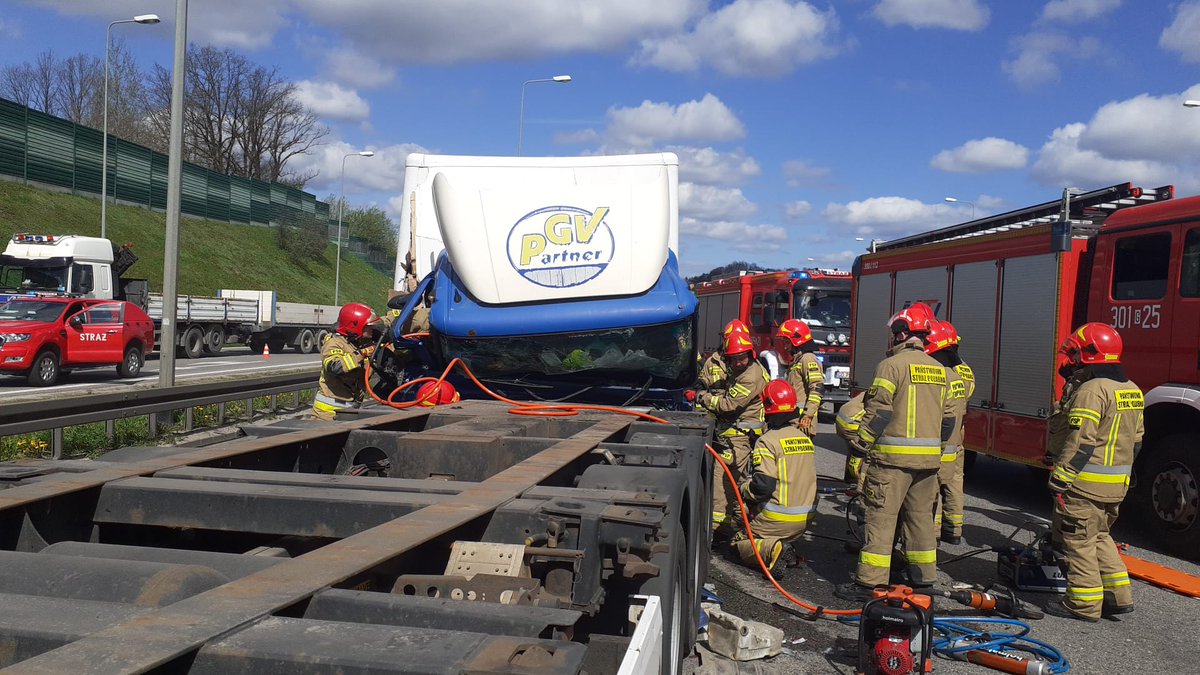 ❗️Wypadek 3 pojazdów ciężarowych na S6 (wysokość Karczemki) - zablokowana główna jezdnia ➡️ kierunek Łódź. 1 osoba poszkodowana➡️strażacy ewakuowali przytomnego kierowcę zakleszczonego w pojeździe.
Na miejscu 5 🚒 z JRG 6 i JRG 1 oraz ZRM. <a href="/RadioKierowcow/">Polskie Radio Kierowców</a> <a href="/KGPSP/">Państwowa Straż Pożarna</a> <a href="/RadioGdansk/">Radio Gdańsk</a>