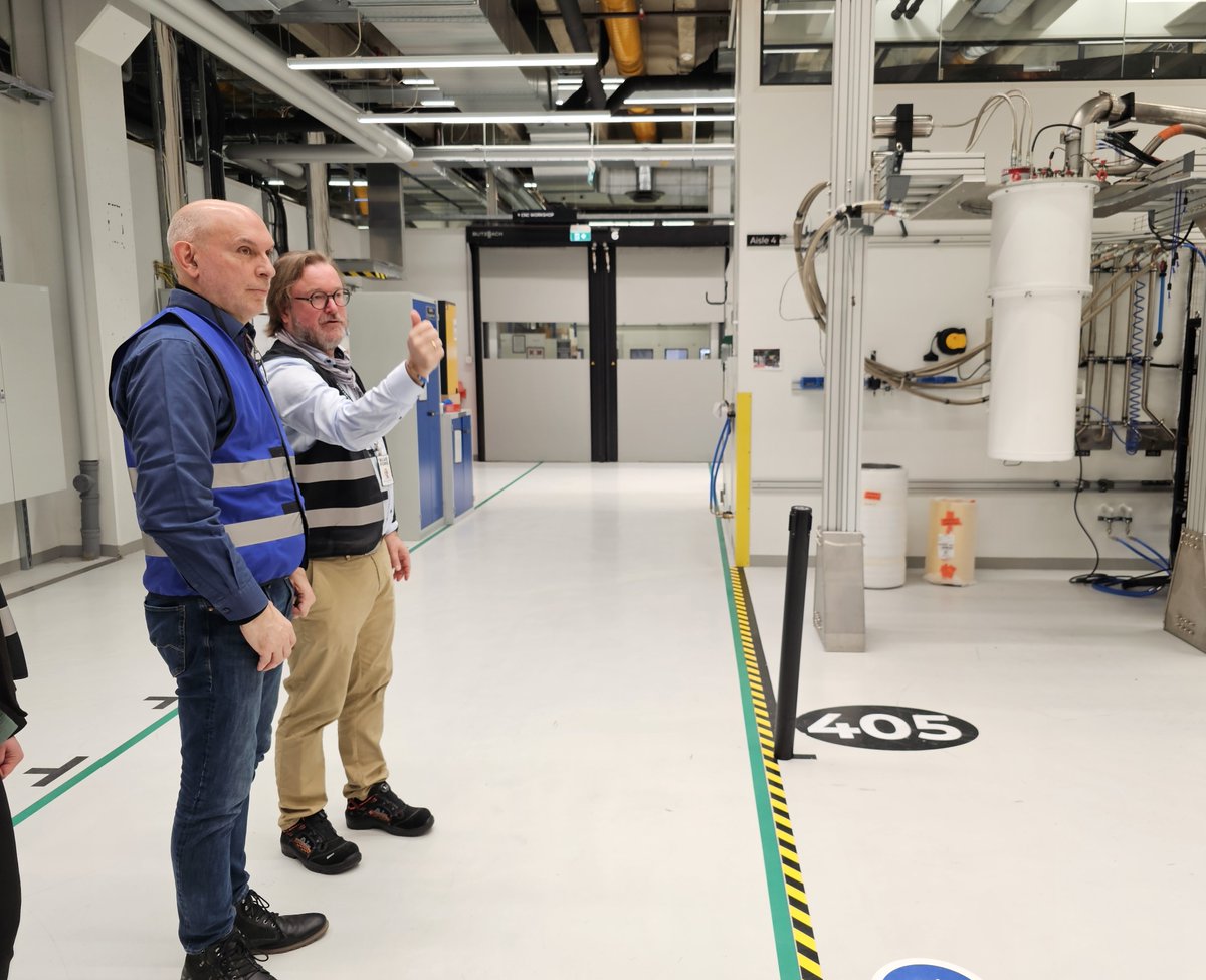 Last Friday, we had the chance to show our factory to @olivez, who visited Finland to get to know the local #quantum ecosystem.
Thank you for visiting us! 
#cryogenics #quantumtechnology #CoolForProgress