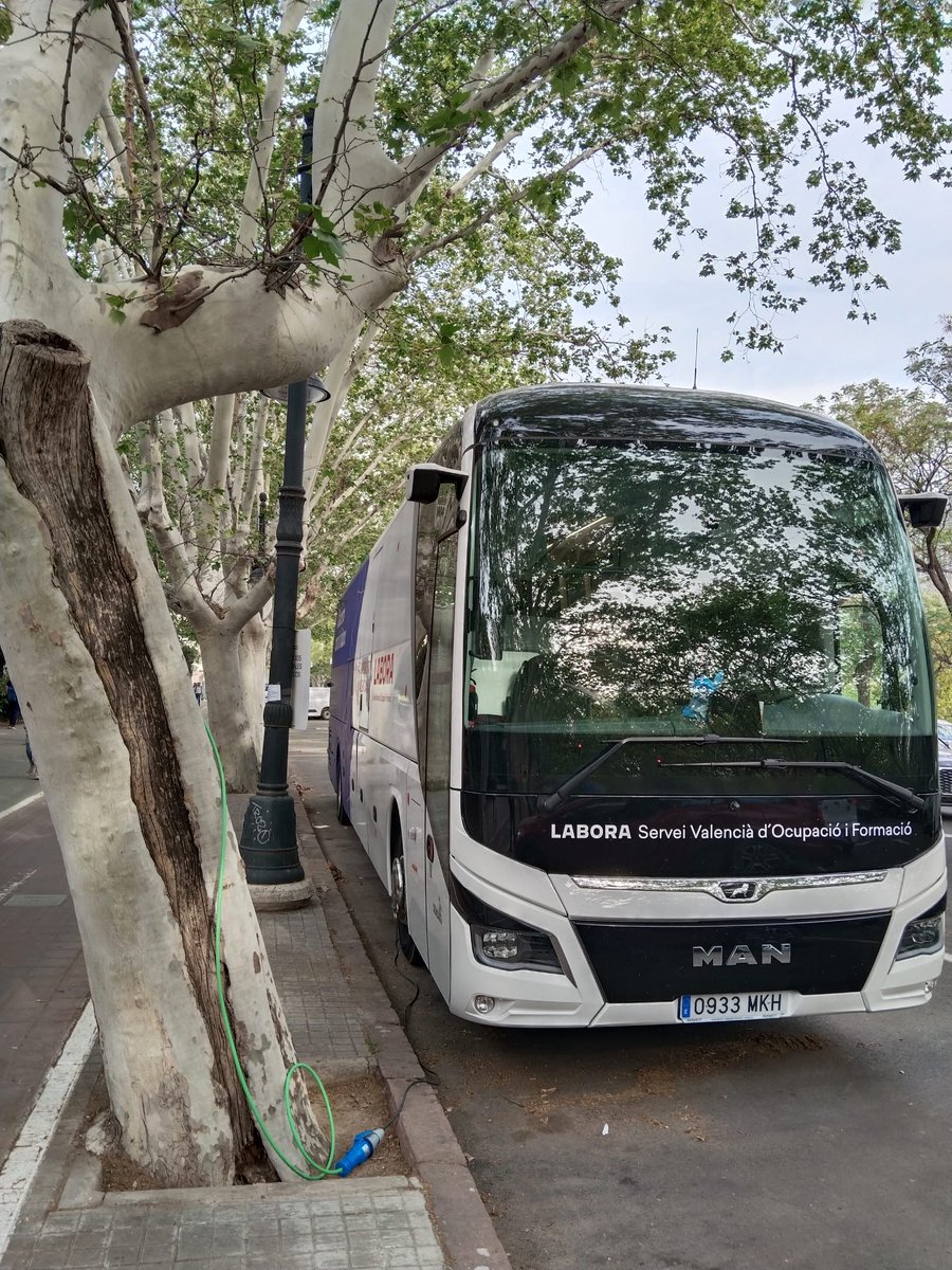 GVAlabora's tweet photo. 🚍 Hui el #busdelabora t'espera a:
✅ @UV_EG #campusTarongers
✅ @AytoTBlanques
💼#ElbusdeLabora és un Punt Mòbil que ofereix tots els servicis dels #EspaiLabora
⏰De 10:00h a 18:00h
➡ No és necessària cita prèvia! T'esperem.
#SomLabora https://t.co/HeFUj9bnXX