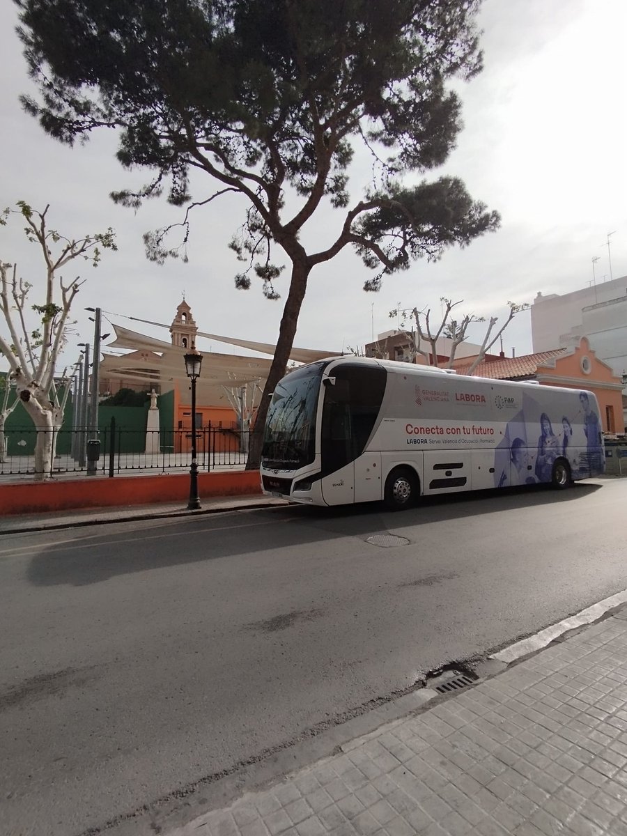 GVAlabora's tweet photo. 🚍 Hui el #busdelabora t'espera a:
✅ @UV_EG #campusTarongers
✅ @AytoTBlanques
💼#ElbusdeLabora és un Punt Mòbil que ofereix tots els servicis dels #EspaiLabora
⏰De 10:00h a 18:00h
➡ No és necessària cita prèvia! T'esperem.
#SomLabora https://t.co/HeFUj9bnXX