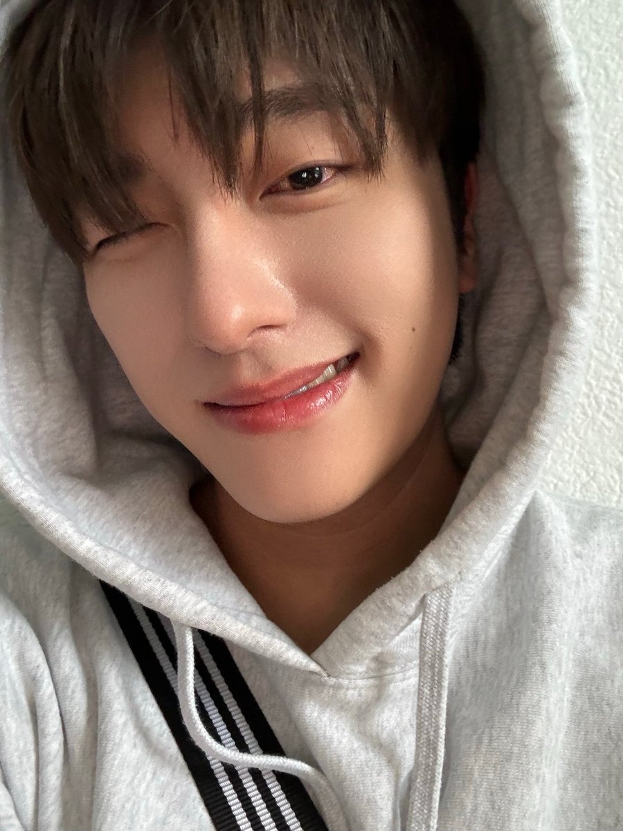 OmegaX_members's tweet photo. [#OX]

비 맞지마🥲😘

#OMEGA_X #오메가엑스 
#세빈 #SEBIN https://t.co/MpRO1oaT1L