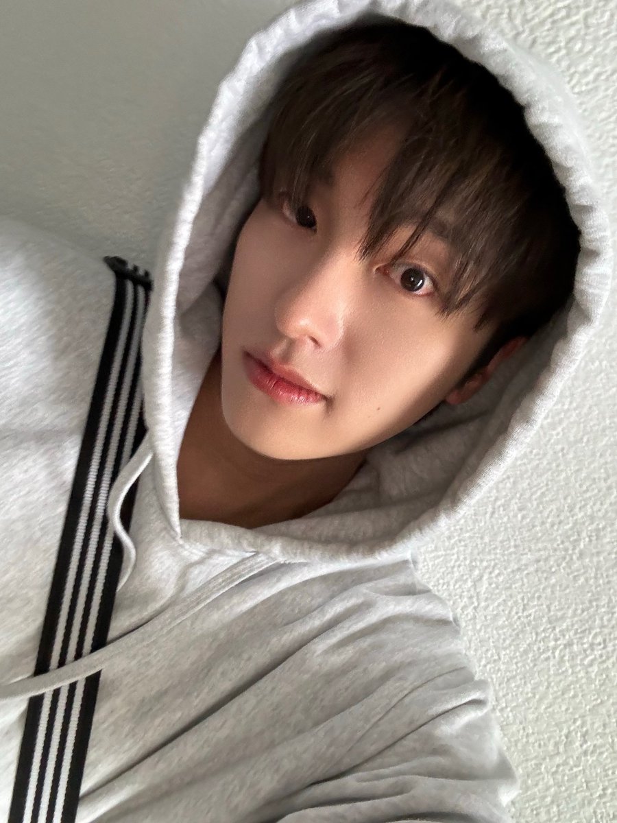 OmegaX_members's tweet photo. [#OX]

비 맞지마🥲😘

#OMEGA_X #오메가엑스 
#세빈 #SEBIN https://t.co/MpRO1oaT1L