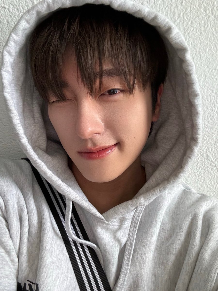 OmegaX_members's tweet photo. [#OX]

비 맞지마🥲😘

#OMEGA_X #오메가엑스 
#세빈 #SEBIN https://t.co/MpRO1oaT1L