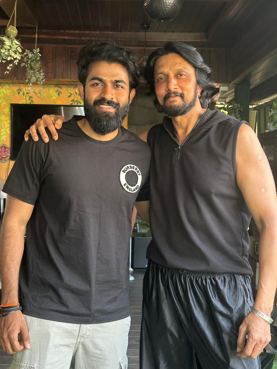 KSFR_Official's tweet photo. Exclusive Pictures.!!💥📸
Our Baadshah @KicchaSudeep Boss with @YuvaTheFilm movie Team.!❤🤩
#BlockbusterYuva #MaxTheMovie #FamilyBlockbusterYuva #Yuvan @SanthoshAnand15 @yuva_rajkumar https://t.co/10uSv8I95w
