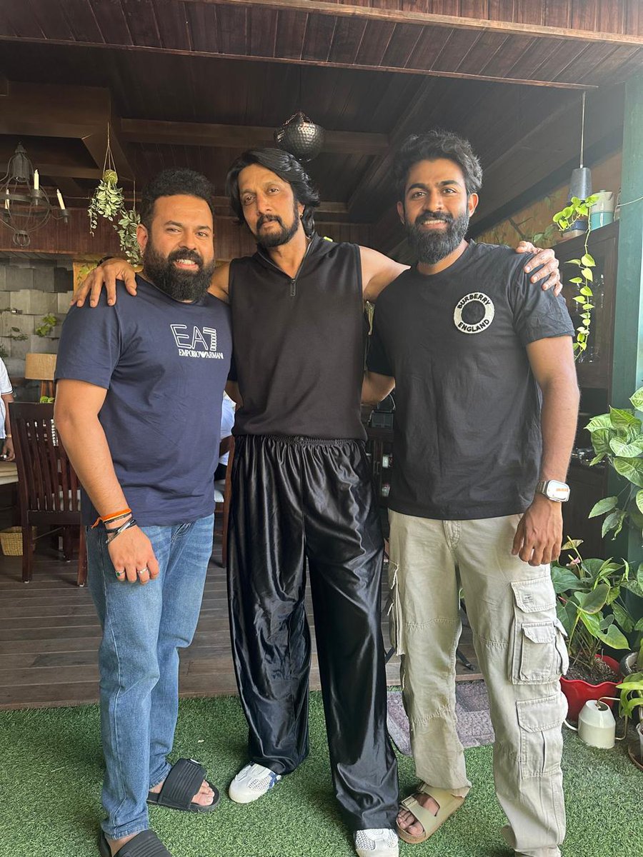 KSFR_Official's tweet photo. Exclusive Pictures.!!💥📸
Our Baadshah @KicchaSudeep Boss with @YuvaTheFilm movie Team.!❤🤩
#BlockbusterYuva #MaxTheMovie #FamilyBlockbusterYuva #Yuvan @SanthoshAnand15 @yuva_rajkumar https://t.co/10uSv8I95w