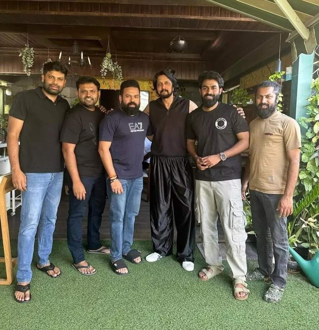 KSFR_Official's tweet photo. Exclusive Pictures.!!💥📸
Our Baadshah @KicchaSudeep Boss with @YuvaTheFilm movie Team.!❤🤩
#BlockbusterYuva #MaxTheMovie #FamilyBlockbusterYuva #Yuvan @SanthoshAnand15 @yuva_rajkumar https://t.co/10uSv8I95w
