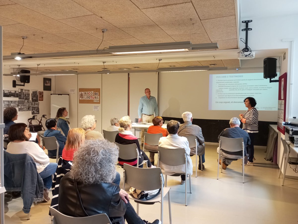 Molt agraïts als assistents a la xerrada d'avui sobre el Document de Voluntats Anticipades (#DVA) que han impartit l'administratiu sanitari <a href="/joanramonarbiol/">Joan Ramón Arbiol</a> i la Dra. M.C. Quintela de l'#EAPEncants #CAPMaragall al <a href="/CasalEAMP/">casaleamp</a> #salutcomunitaria